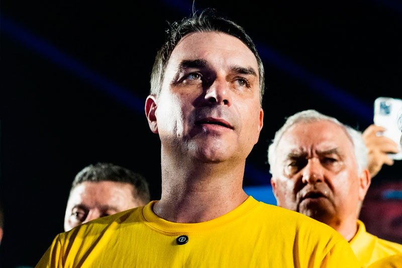 Flávio Bolsonaro cancela ida a debate da TV Globo