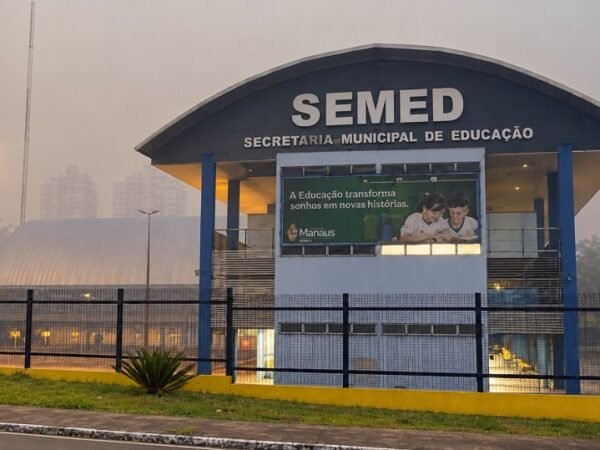 Fumaça mantém aulas da rede municipal suspensas em Manaus