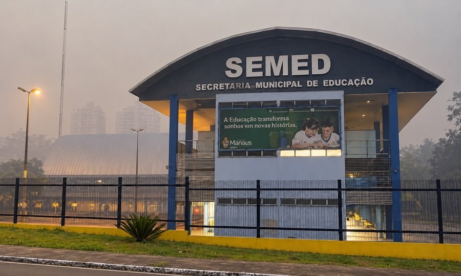 Fumaça mantém aulas da rede municipal suspensas em Manaus