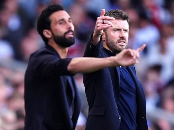 Técnico do Fulham é multado por críticas a arbitragem