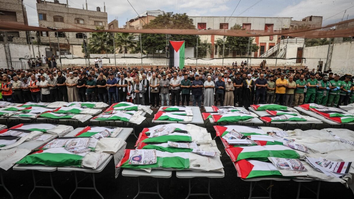 Funeral coletivo sepulta 75 palestinos em Gaza