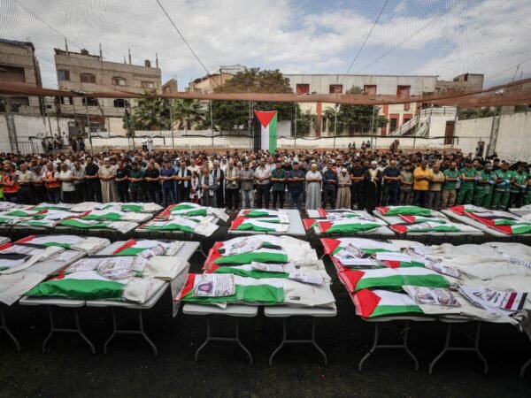 Funeral coletivo sepulta 75 palestinos em Gaza