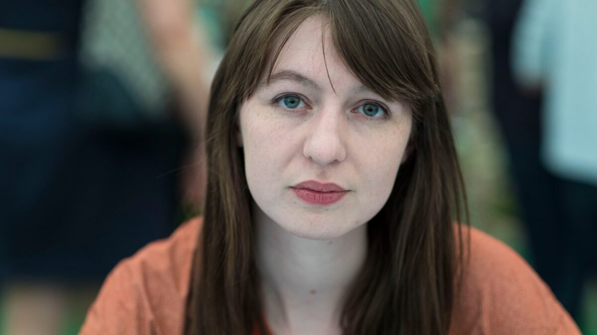 Livros de Sally Rooney são retirados do Reino Unido