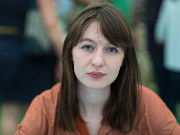 Livros de Sally Rooney são retirados do Reino Unido