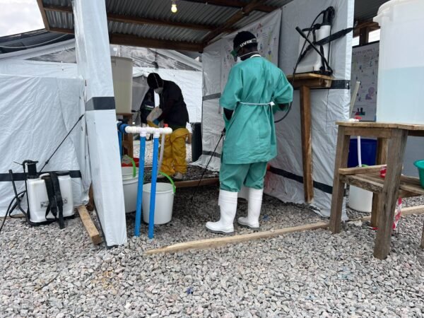 Surto de Ebola avança no Congo e Quênia registra morte