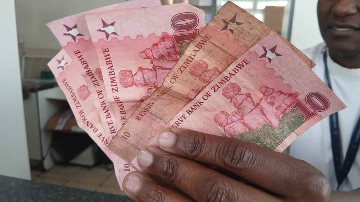 Zimbabue tenta impor nova moeda e superar crise financeira