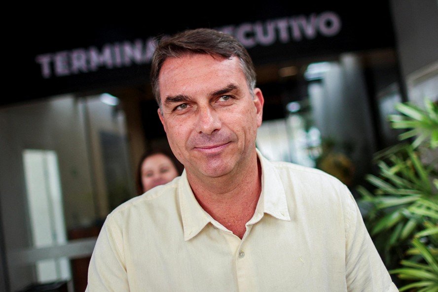 Pesquisa Atlas coloca Flávio Bolsonaro à frente de Lula no segundo turno