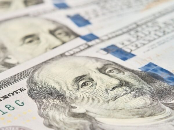 Dólar fica perto da máxima em 18 meses com conflitos globais