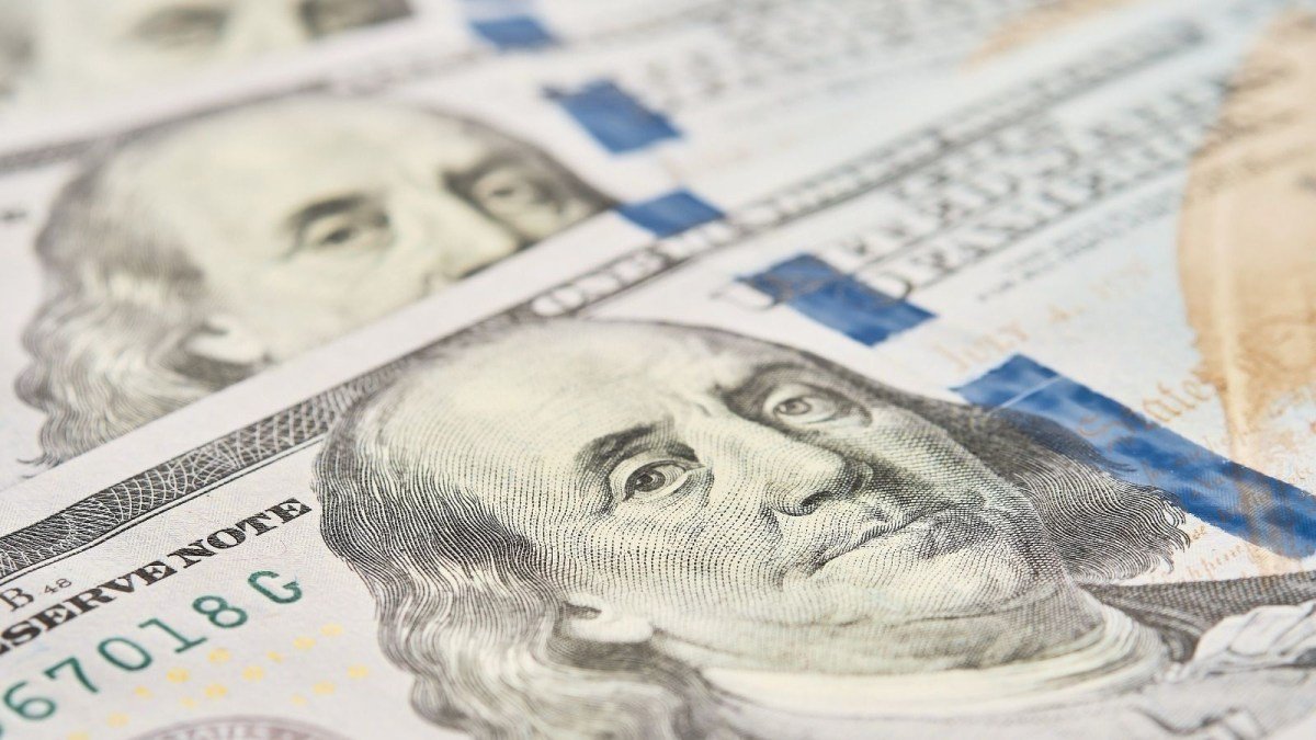 Dólar fica perto da máxima em 18 meses com conflitos globais