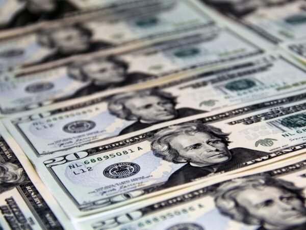 Dólar recua e Ibovespa avança com foco em pesquisas e PEC