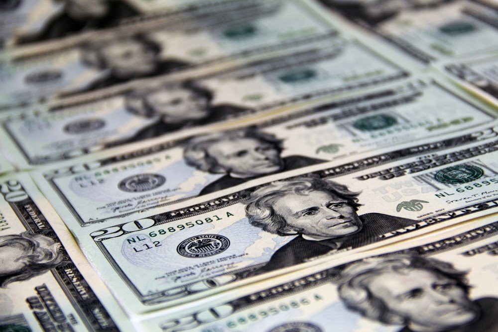 Dólar recua e Ibovespa avança com foco em pesquisas e PEC