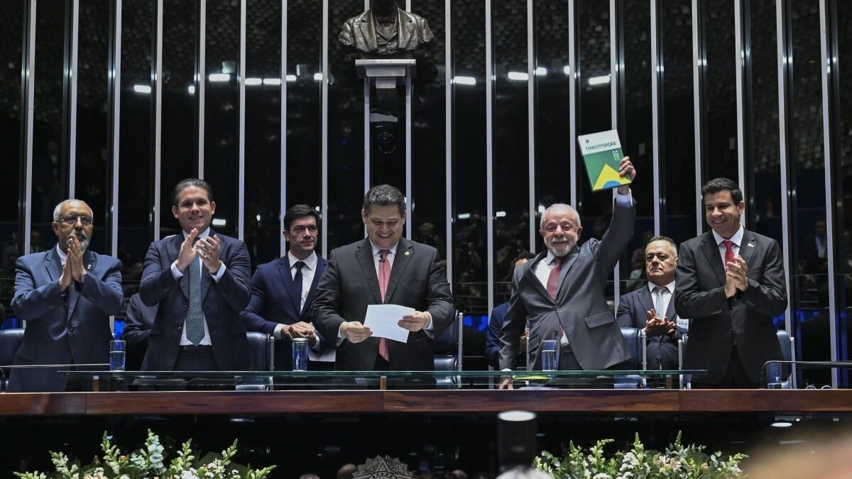 Congresso promulga fim da escala 6 por 1 com a presença de Lula