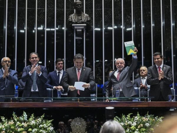 Congresso promulga fim da escala 6 por 1 com a presença de Lula