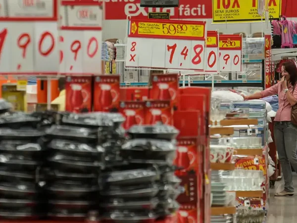 PIB brasileiro cresce 0,5% em agosto e interrompe sequência de quedas