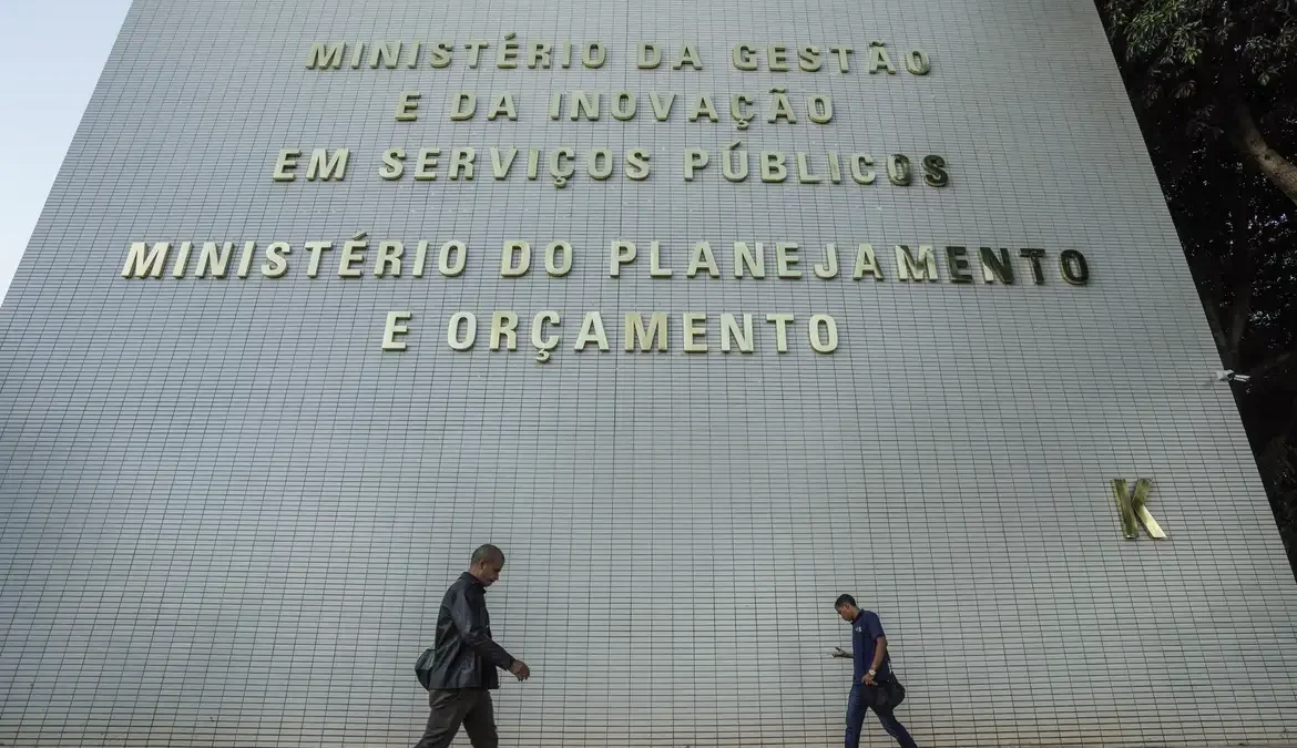 Governo planeja remanejar R$ 20 bi no Orçamento de 2027