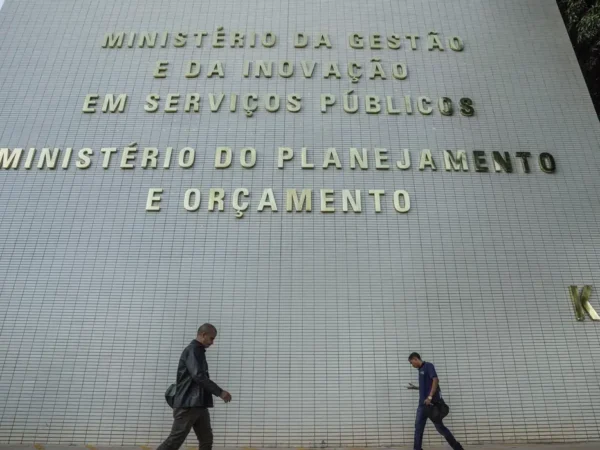 Governo planeja remanejar R$ 20 bi no Orçamento de 2027