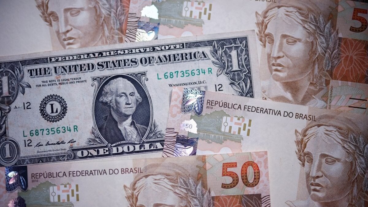 Dólar abre em baixa frente ao real nesta terça-feira