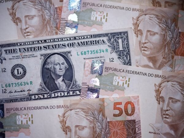 Dólar abre em baixa frente ao real nesta terça-feira