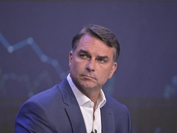 Flávio Bolsonaro exige novas quebras de sigilo para abrir seus dados