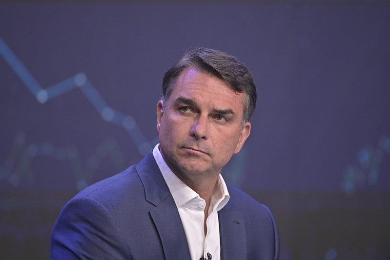 Flávio Bolsonaro exige novas quebras de sigilo para abrir seus dados