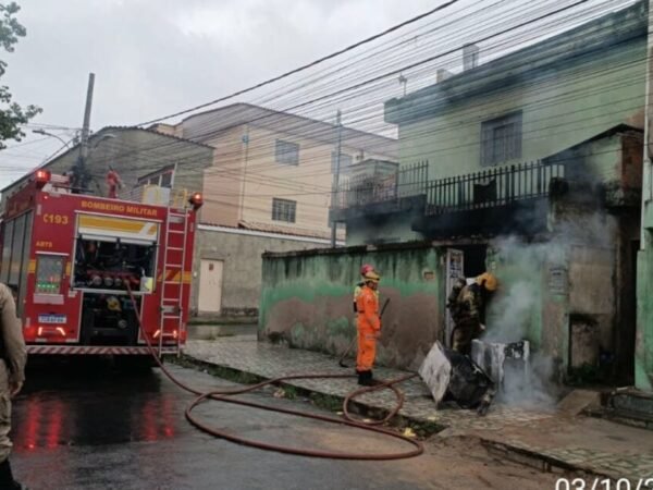 Homem morre carbonizado após incendiar casa e atacar a família