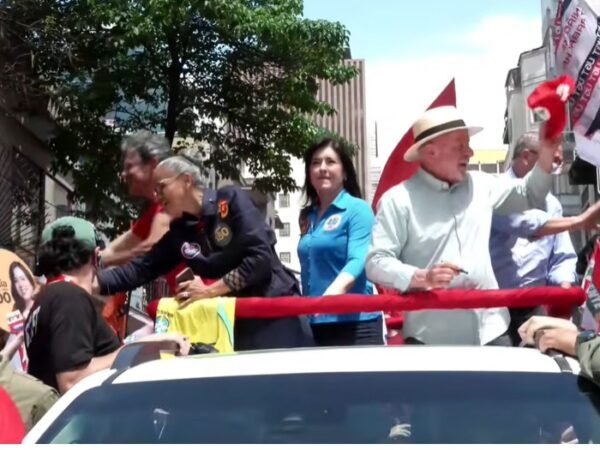 Ato de Lula na Paulista tem tumulto após ordem da PM para tirar caminhões