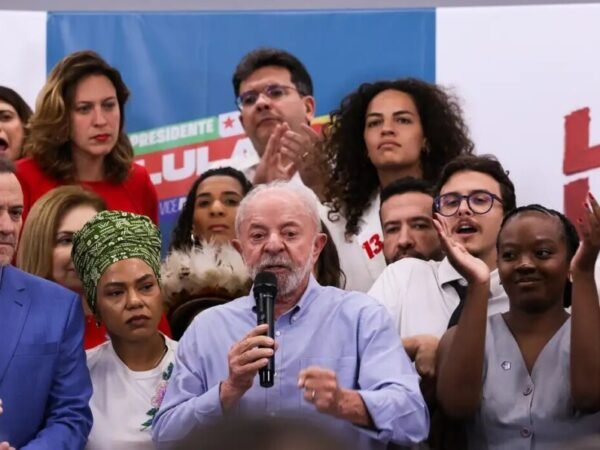 Lula desafia Flávio Bolsonaro a apoiar o fim da escala 6×1