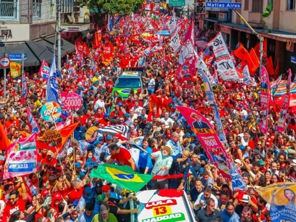 Lula critica Bolsonaro e cita quadrilha em ato final em São Paulo