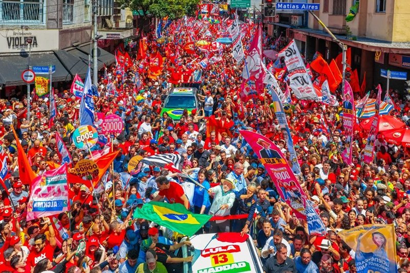 Lula critica Bolsonaro e cita quadrilha em ato final em São Paulo