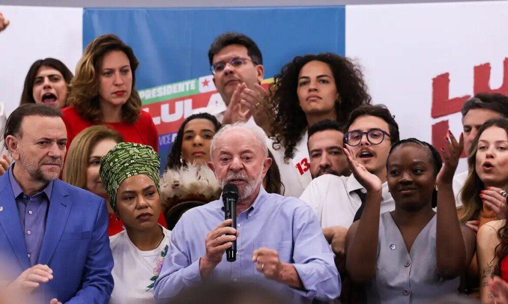 Lula desafia Flávio Bolsonaro a apoiar o fim da escala 6×1