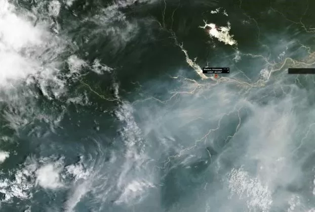 Satélite da Nasa flagra fumaça de queimadas cobrindo Manaus e o Amazonas