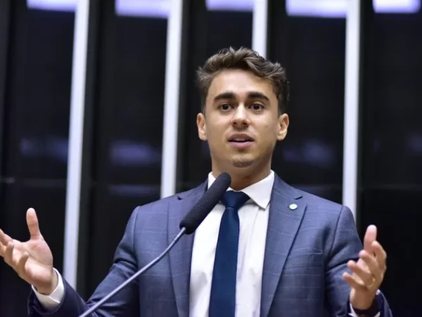 Nikolas Ferreira participa do Bloquinho do 22 em Manaus