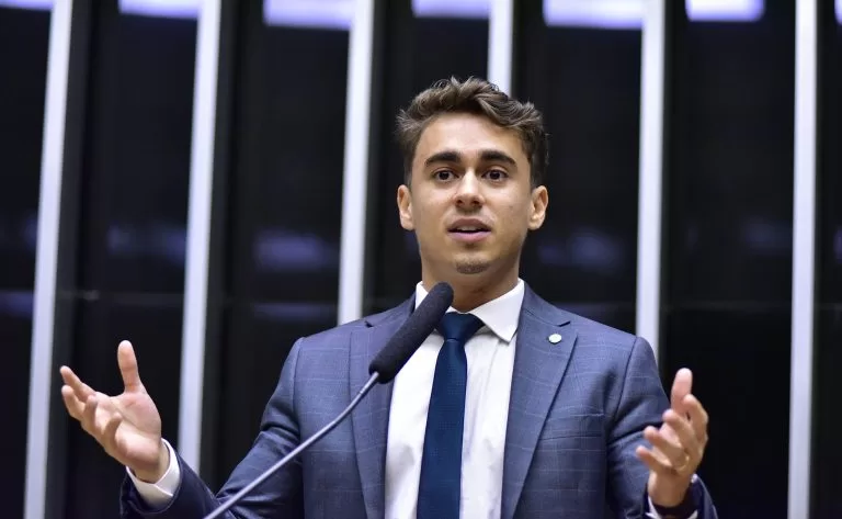 Nikolas Ferreira participa do Bloquinho do 22 em Manaus