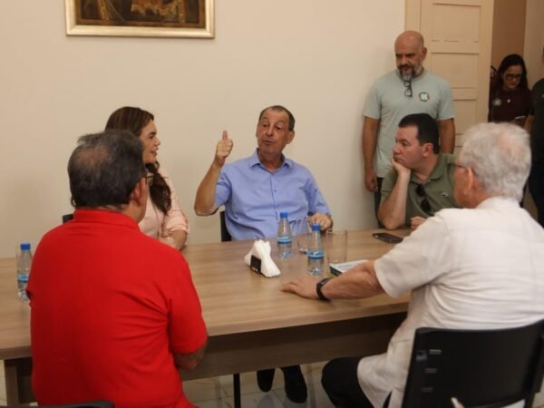 Omar Aziz se reúne com cardeal e defende ensino em tempo integral