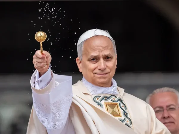 Papa Leão XIV caminha e come normalmente após cirurgia no pulmão