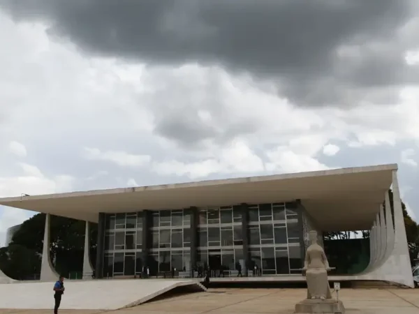 Homem é preso após tentativa de invasão ao STF