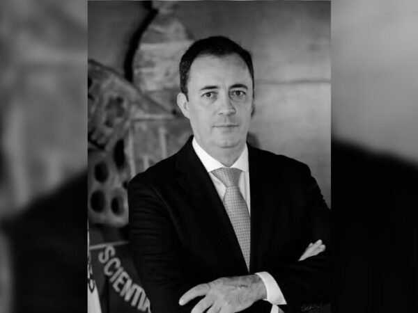 Reitor da PUC-PR morre nos EUA atingido por peça de telhado