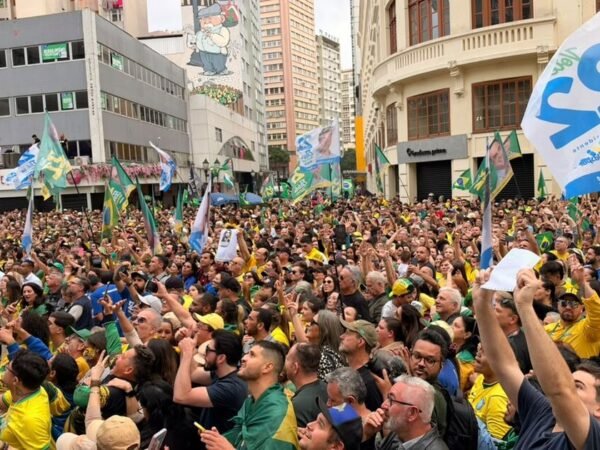 Carreata pró-Flávio Bolsonaro reúne multidão em Curitiba