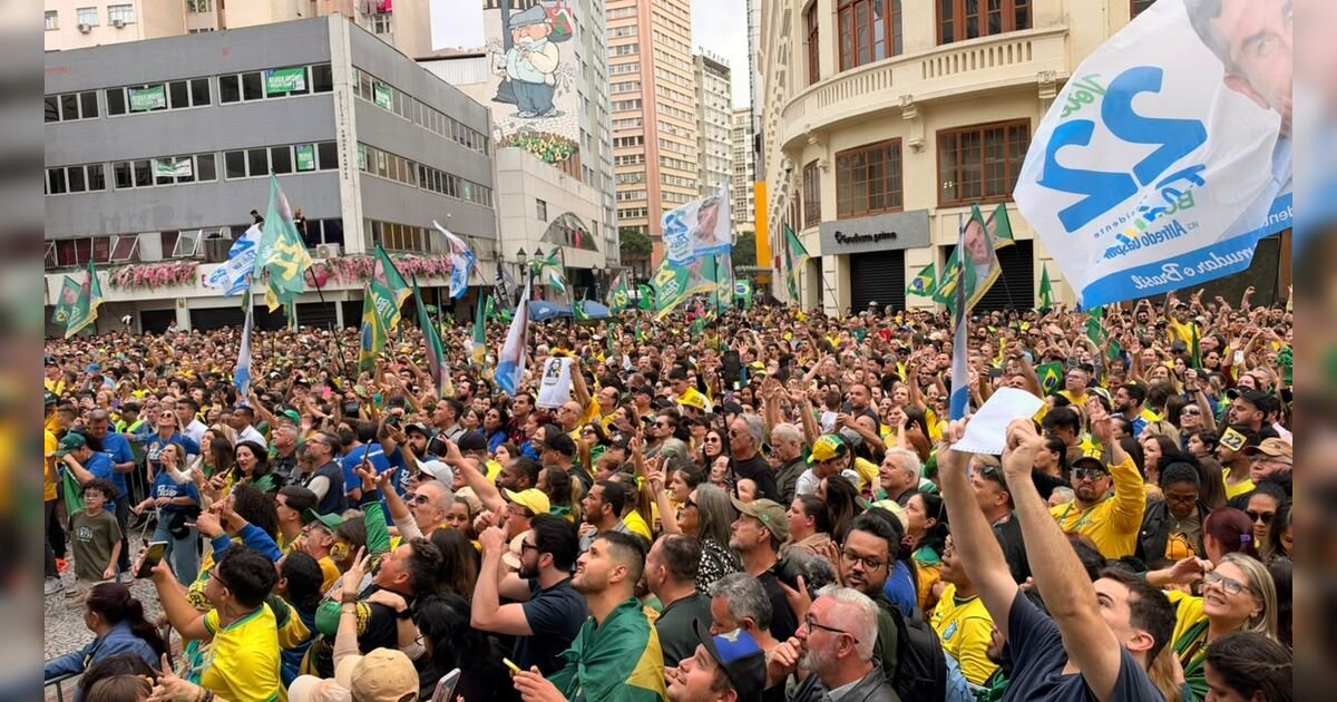 Carreata pró-Flávio Bolsonaro reúne multidão em Curitiba