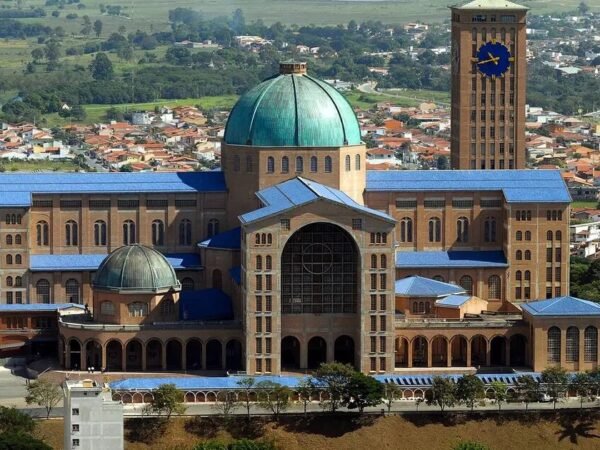 Santuário de Aparecida celebra feriado da Padroeira com intensa programação