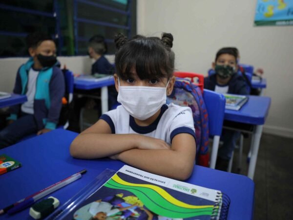 Fumaça mantém aulas suspensas em Manaus nesta segunda-feira