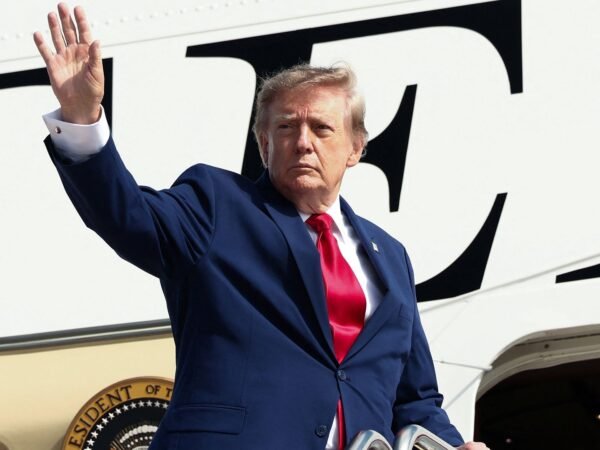 Porta-voz de Trump deixa o cargo após menos de uma semana