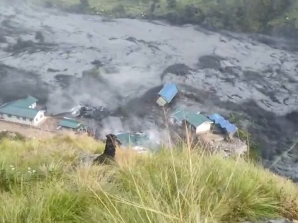 Enchentes repentinas deixam cinco desaparecidos no Nepal