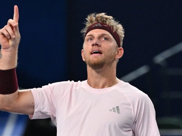 Davidovich Fokina elimina Zverev e vai à final do Masters de Xangai