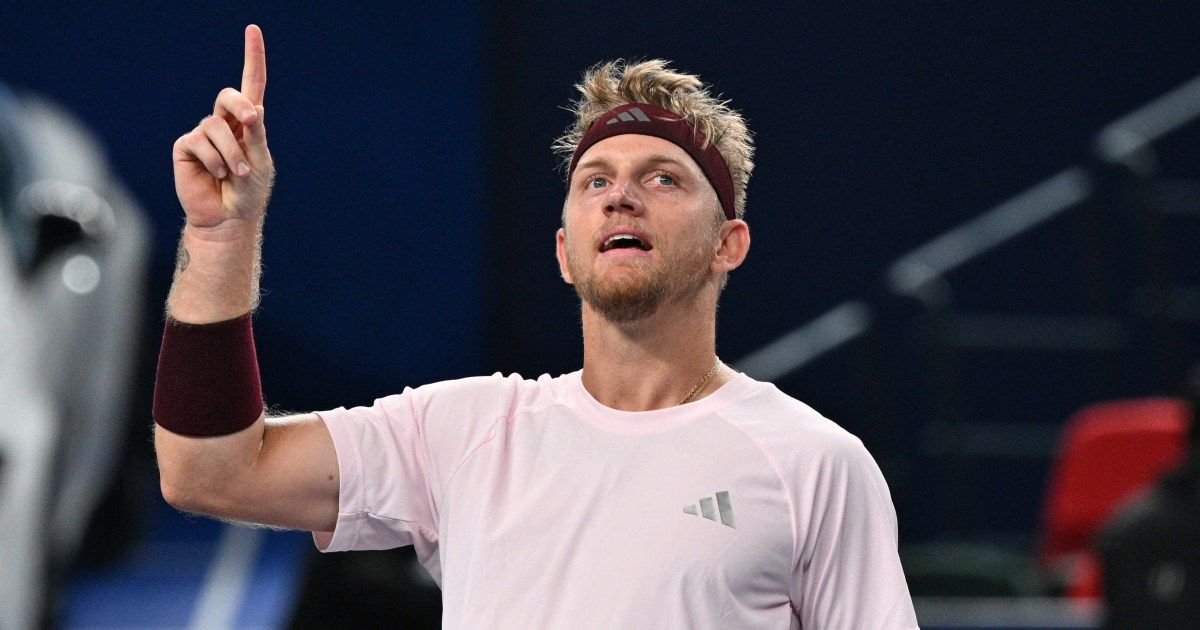 Davidovich Fokina elimina Zverev e vai à final do Masters de Xangai