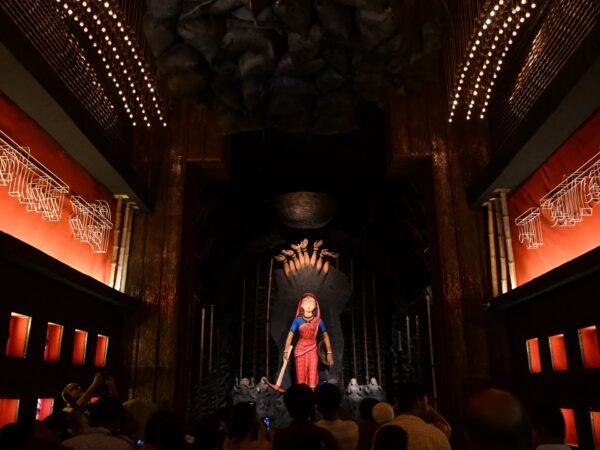 Pisotear em evento religioso na Índia deixa 17 mortos