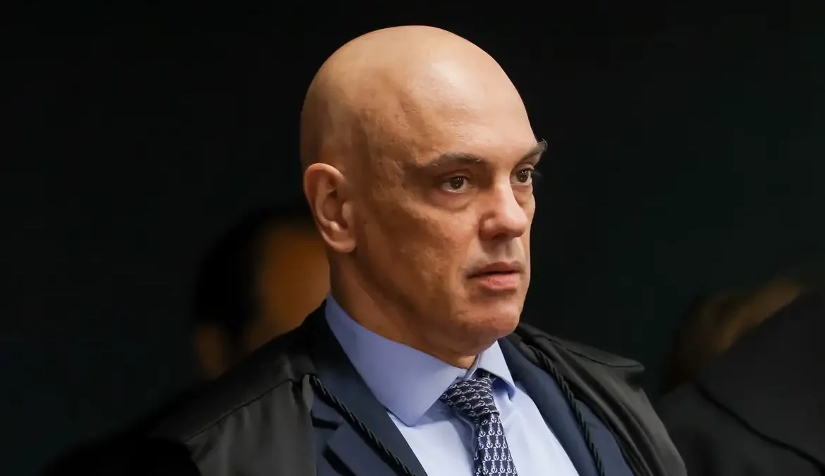 Moraes libera Flávio Bolsonaro para visitar o pai em prisão domiciliar