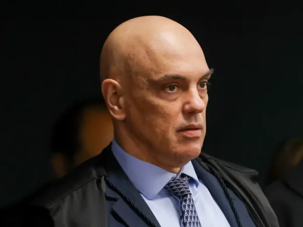 Moraes libera Flávio Bolsonaro para visitar o pai em prisão domiciliar