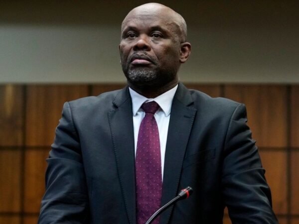 Vice-chefe de polícia da África do Sul renuncia após acusações