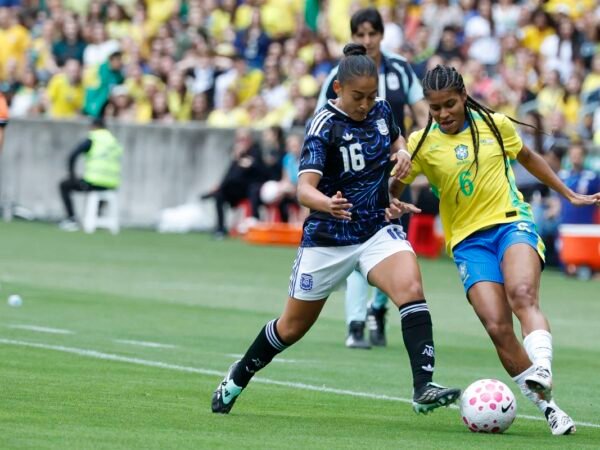 Brasil treina na Arena de Pernambuco para reencontrar a Argentina